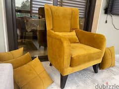 arm chair , very confort ,with sixdecoratve cushions.