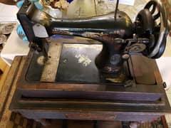 ماكينة خياطة يدوية شغالة قديمة للبيع