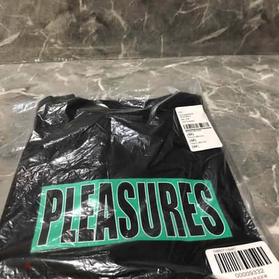 PLEASURES Thirsty T-Shirt SIZE M