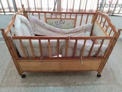 سرير طفل خشب مستعمل للبيع
