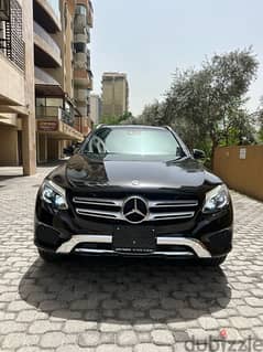 Mercedes GLC 300 4matic 2018 black on black (clean carfax)