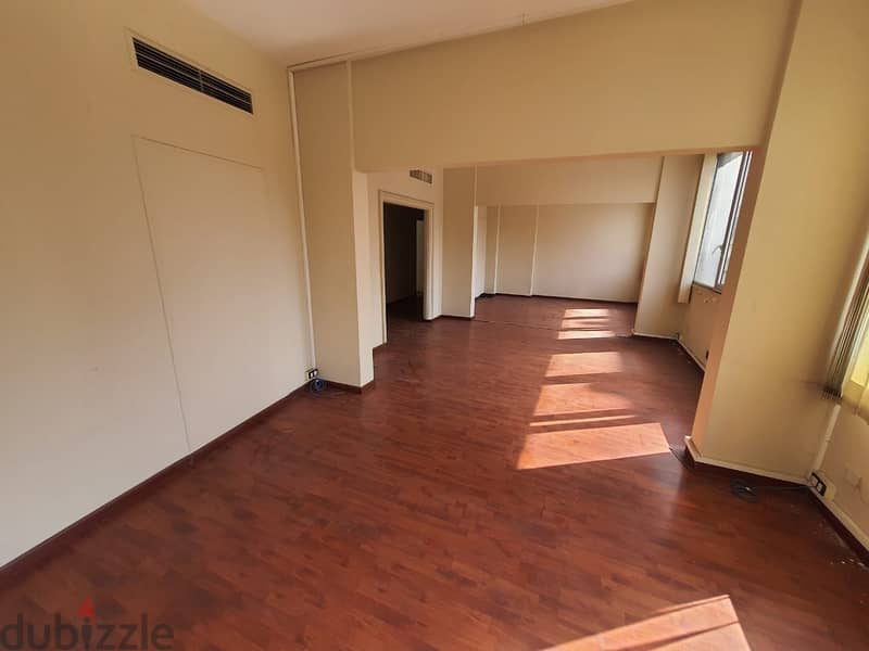 Office for rent in Cornish El Mazraaمكتب للإيجار بكورنيش المزرعة 2