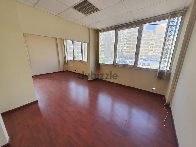 Office for rent in Cornish El Mazraaمكتب للإيجار بكورنيش المزرعة 3