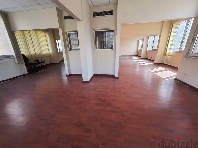 Office for rent in Cornish El Mazraaمكتب للإيجار بكورنيش المزرعة 4