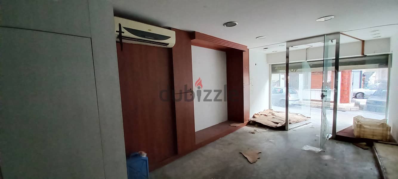 Shop of two floor in commercial center for rentمحل تجاري طابقين 4