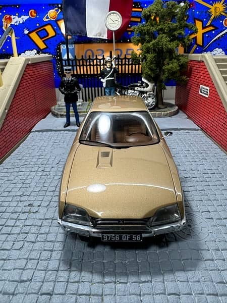 1/18 diecast Citroën CX 2000 (Out of Print Gold color) 3