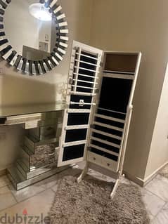 jewelry mirror cabinet in excellent condition . 120$
