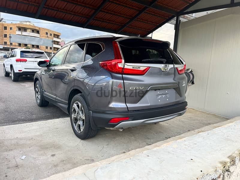 honda CRV SE, model 2017, AWD , super clean, makfoul. 4