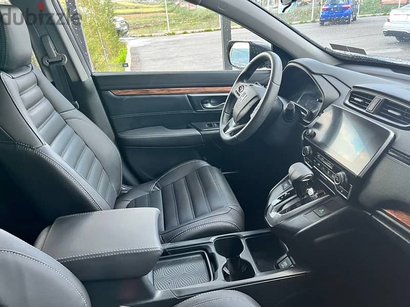 honda CRV SE, model 2017, AWD , super clean, makfoul. 5