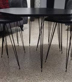 طاولة كبيرة مع ٤ صغار
