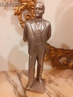 تمثال للزعيم لينين