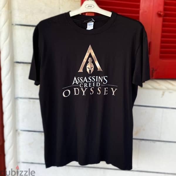 GILDAN x ASSASSIN’S CREED ODYSSEY Black T-Shirt. 1