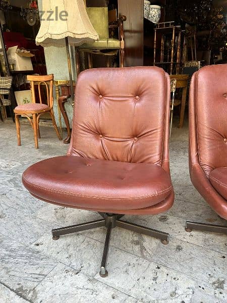 كراسي جلد ايطالي مميز كابيتون عدد ١ vintage leather chair 0