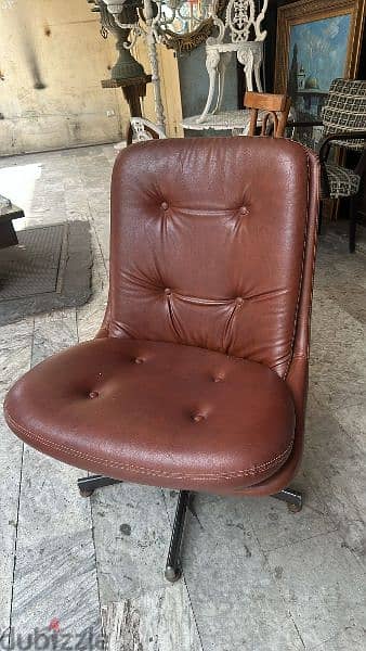 كراسي جلد ايطالي مميز كابيتون عدد ١ vintage leather chair 1