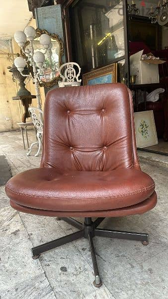 كراسي جلد ايطالي مميز كابيتون عدد ١ vintage leather chair 2