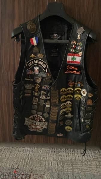 HARLEY DAVIDSON VEST full of collectable pins & patches 0