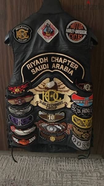 HARLEY DAVIDSON VEST full of collectable pins & patches 1