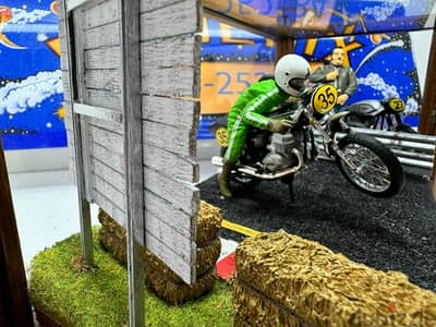 1/18 diecast diorama Kawasaki 750 H2 in Oak wood + 2 figurines