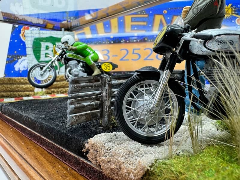 1/18 diecast diorama Kawasaki 750 H2 in Oak wood + 2 figurines 2