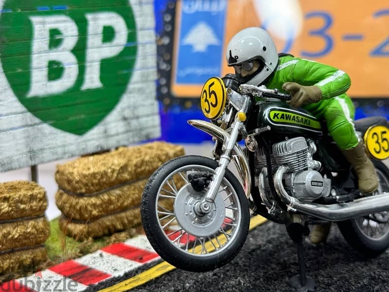 1/18 diecast diorama Kawasaki 750 H2 in Oak wood + 2 figurines 6