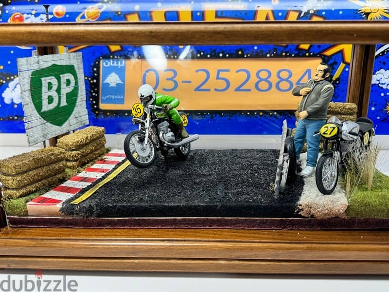 1/18 diecast diorama Kawasaki 750 H2 in Oak wood + 2 figurines 7