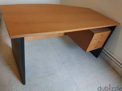 مكتب للبيع Desk شبه جديد