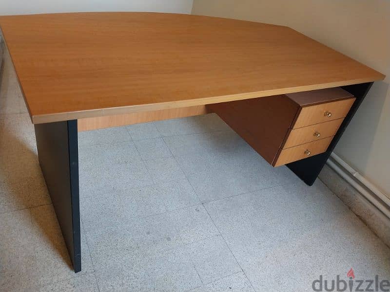 مكتب للبيع Desk شبه جديد 0