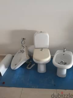 2 Toilets seat, cover and sink