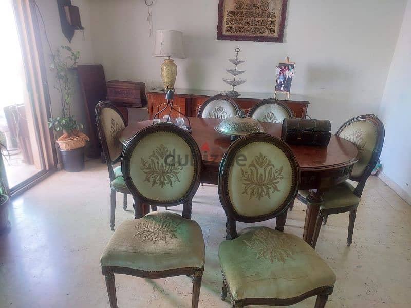 طاولة خشب مرتبة سنديان مع ٦ كراسي 
ودرسوار 
متواجدين ب برج ابي حيدر 3