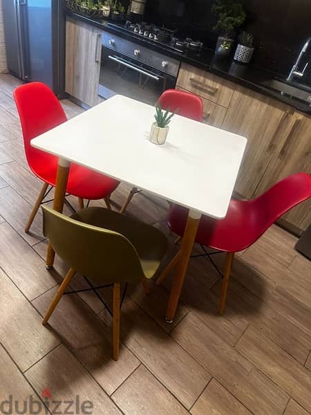 kitchen table / dining table in excellent condition. 130$ 1