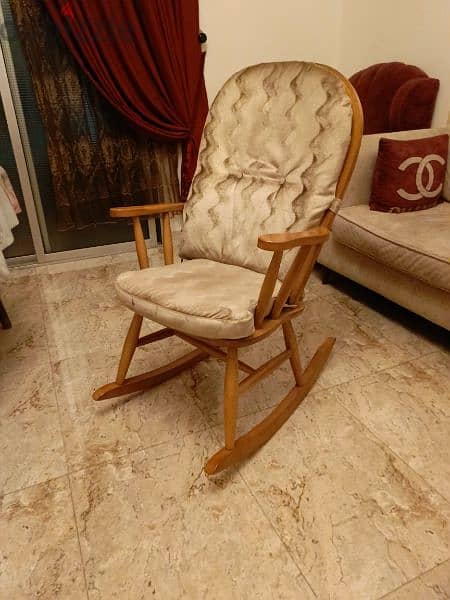 كرسي هزاز خشب مستعمل مع فرش 0