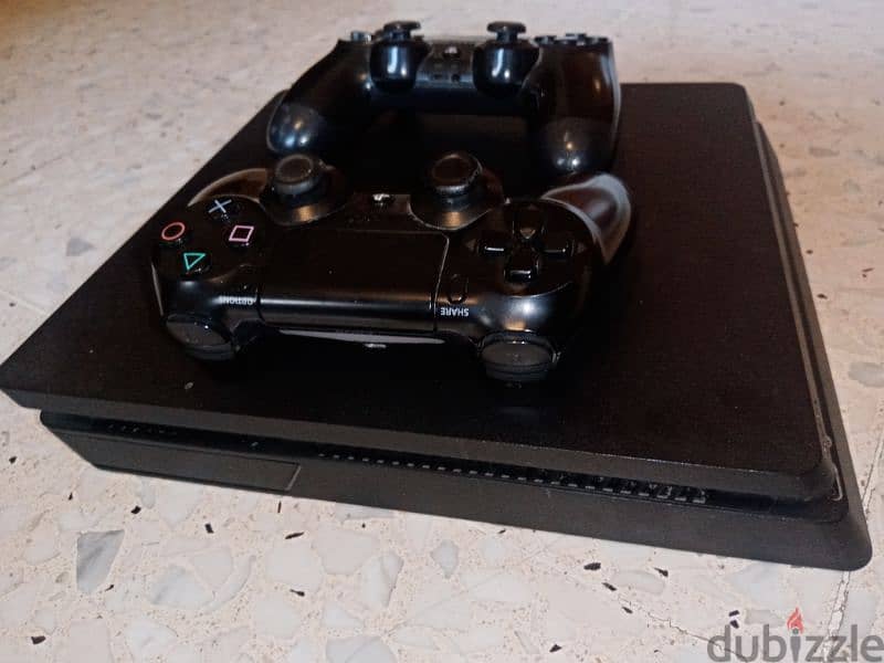PlayStation 4 slim like new with 2 controllers 1