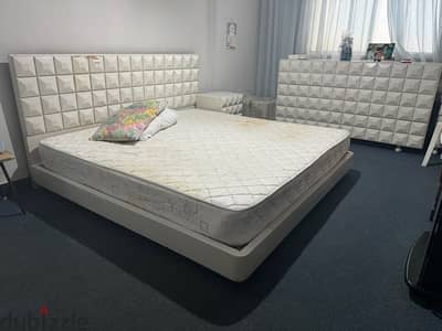 King size bed + 2 drawer set