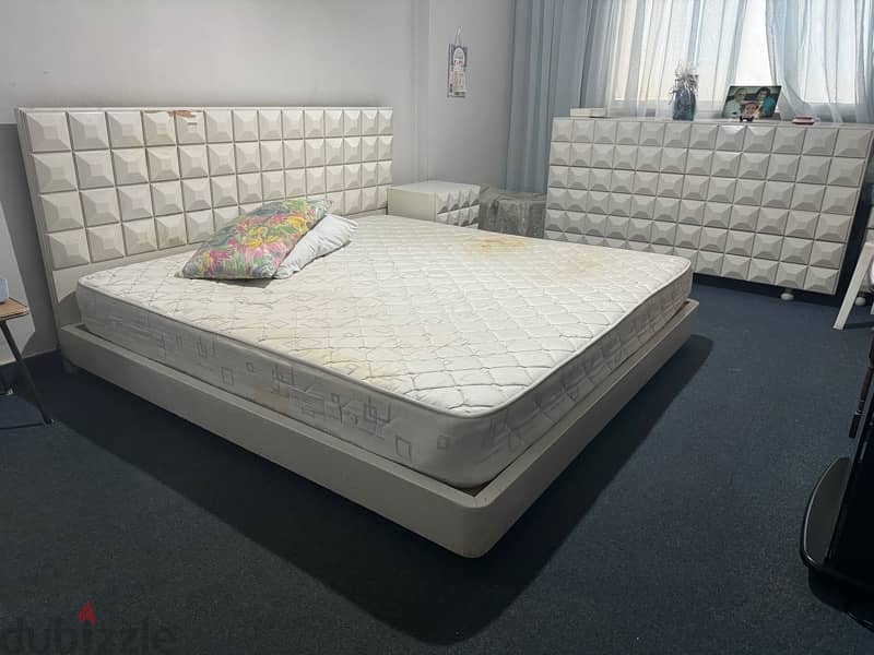 King size bed + 2 drawer set 0