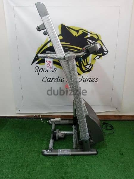 treadmill sports 2hp motor power  , automatic incline , used like new 2