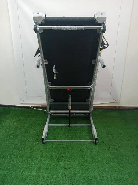 2.5hp motor power treadmill sports,  automatic incline, used like new 5