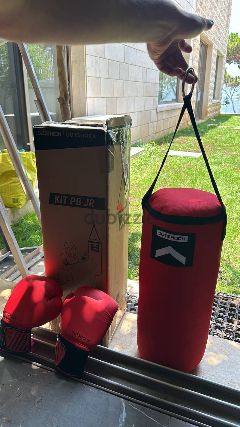 BRAND NEW BOXING BAG & GLOVES (YOUNG) 1