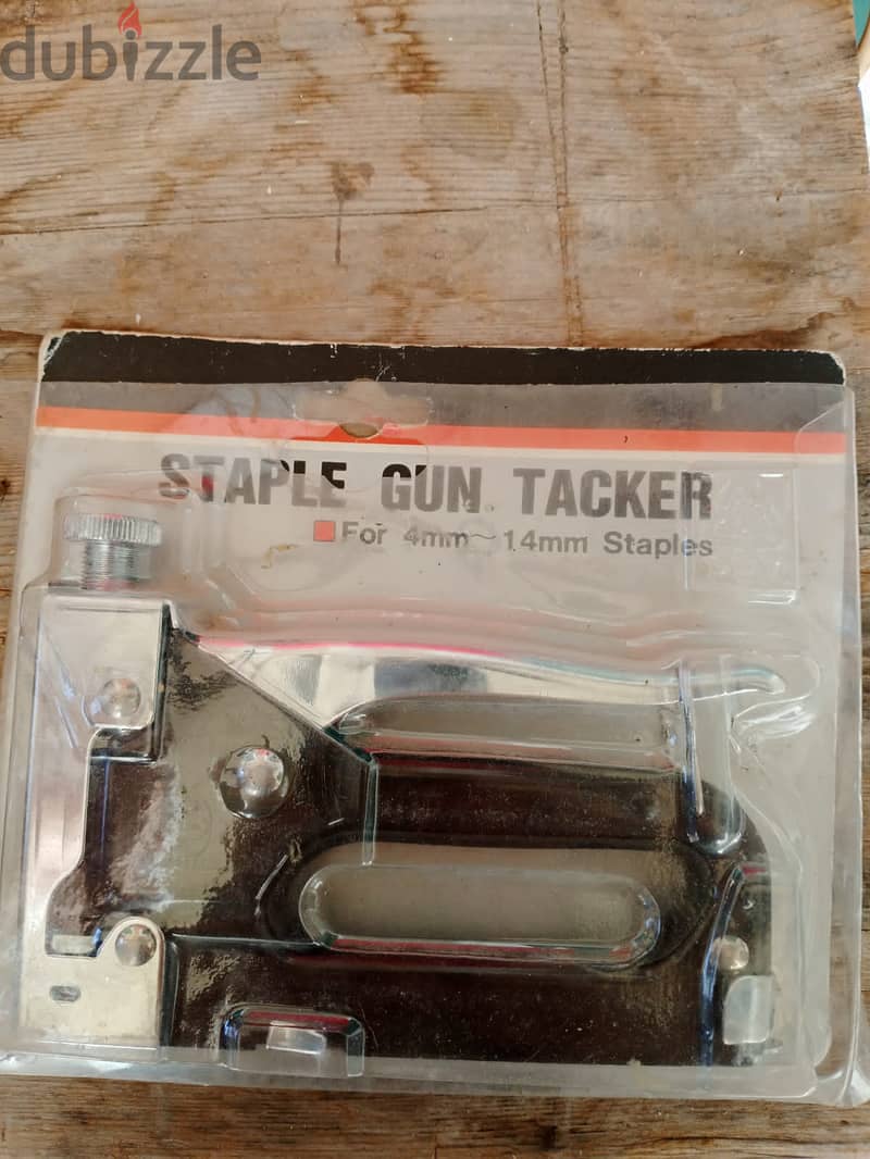 Staple gun tacker. 0