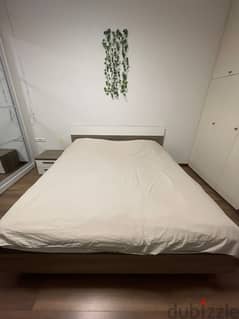Queen bed high quality with mattress 0