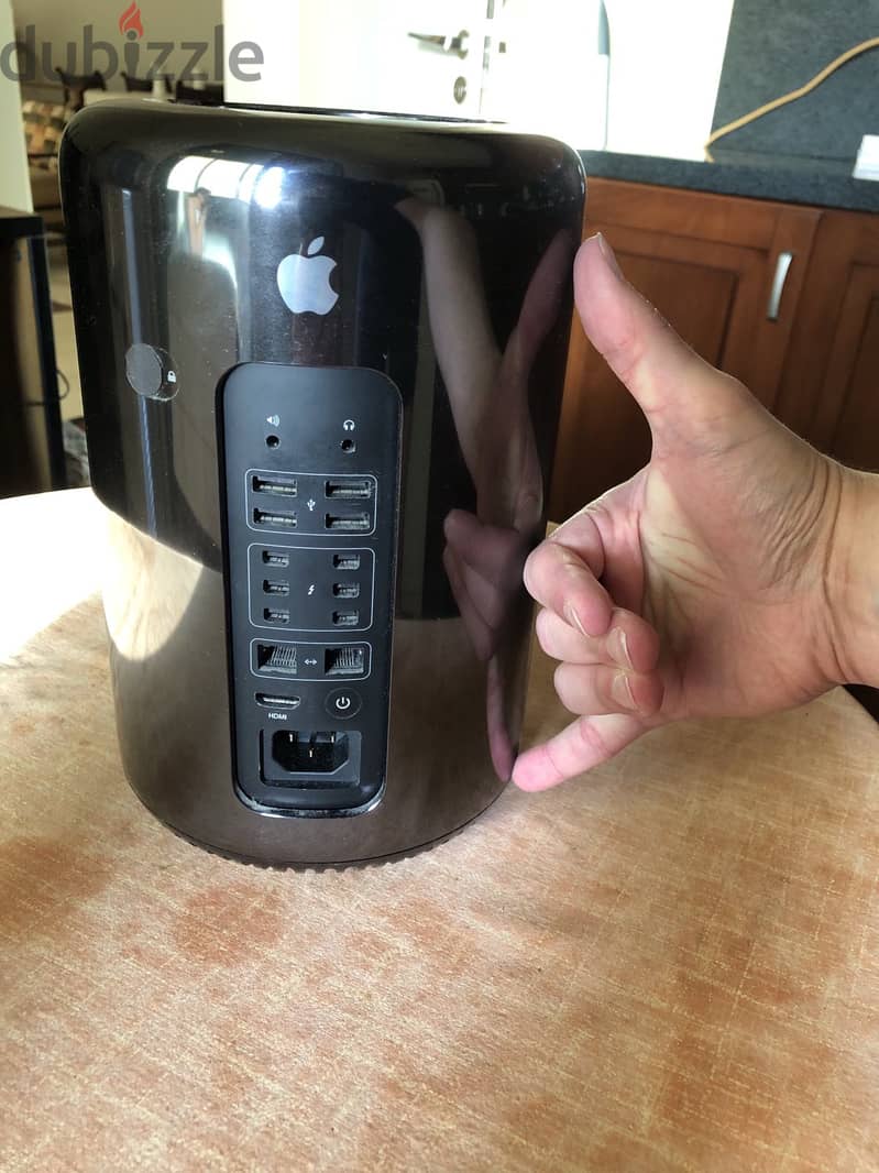 Apple Mac Pro (Late 2013) 2