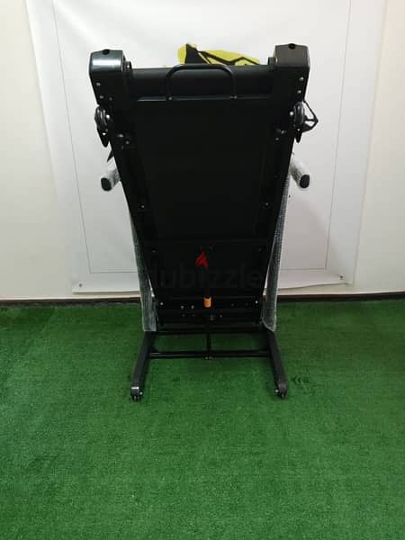 full options treadmill 2.5hp , automatic incline , vibration message 5