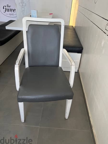chairs and table for sale( كراسي و طاولات للبيع بسبب تغير دكور المطعم) 3