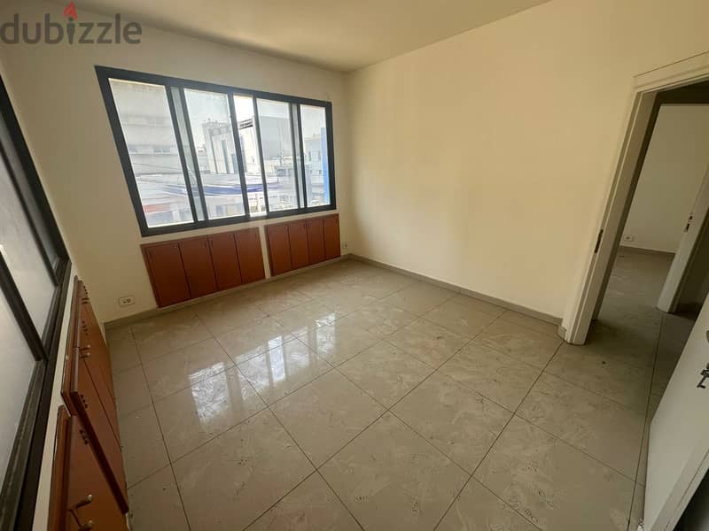 Office for rent in Sin El Fil مكتب للإيجار في سن الفيل 1