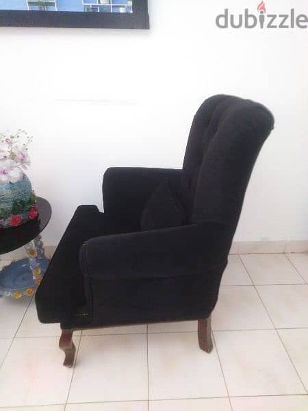 2 black chairs for sale   كرسي  صالون اسود٢ 1