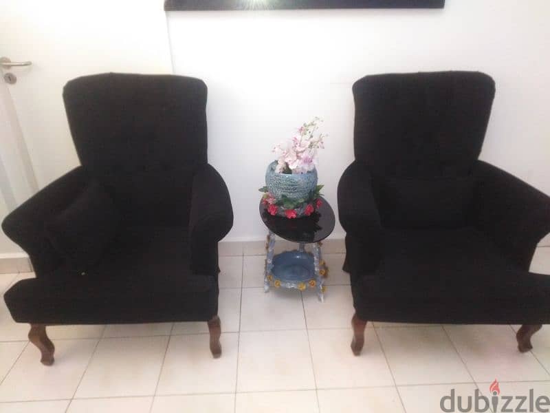 2 black chairs for sale   كرسي  صالون اسود٢ 2