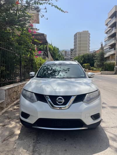 Nissan Rogue 4x4  2016 white on black very clean