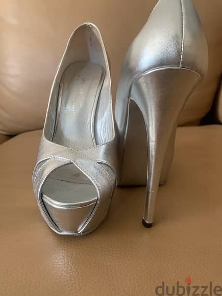 silver pumps 1