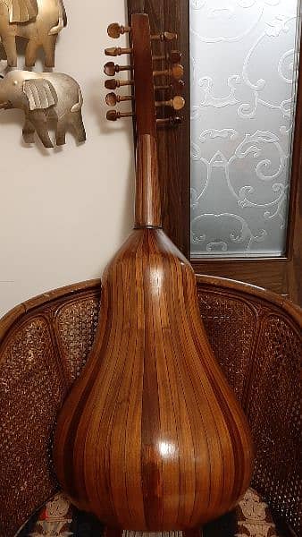 oud of special shape made 1977 عود إجاصة صنع سنة ١٩٧٧ 1