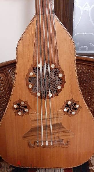 oud of special shape made 1977 عود إجاصة صنع سنة ١٩٧٧ 2