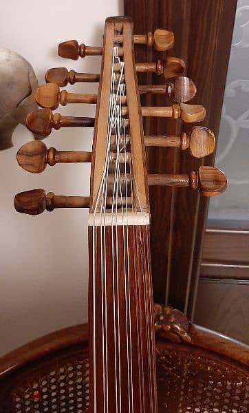 oud of special shape made 1977 عود إجاصة صنع سنة ١٩٧٧ 4